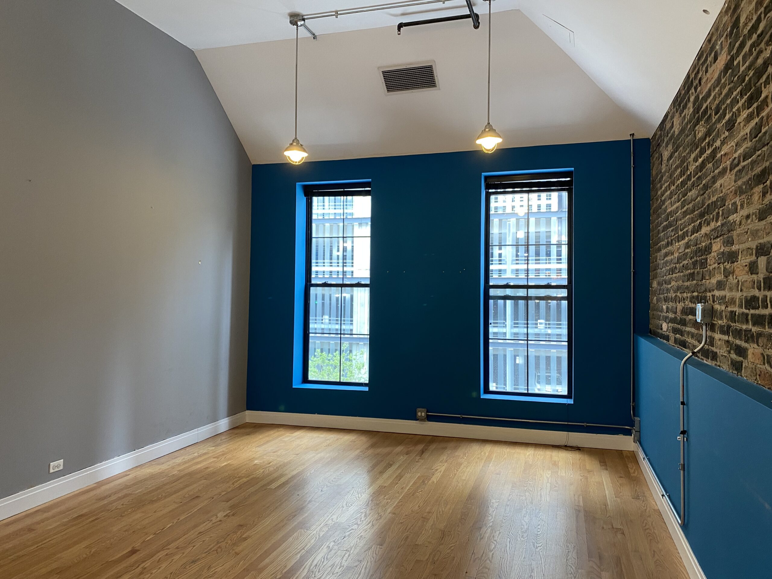 100 W Kinzie / 400-408 N Clark Interior 