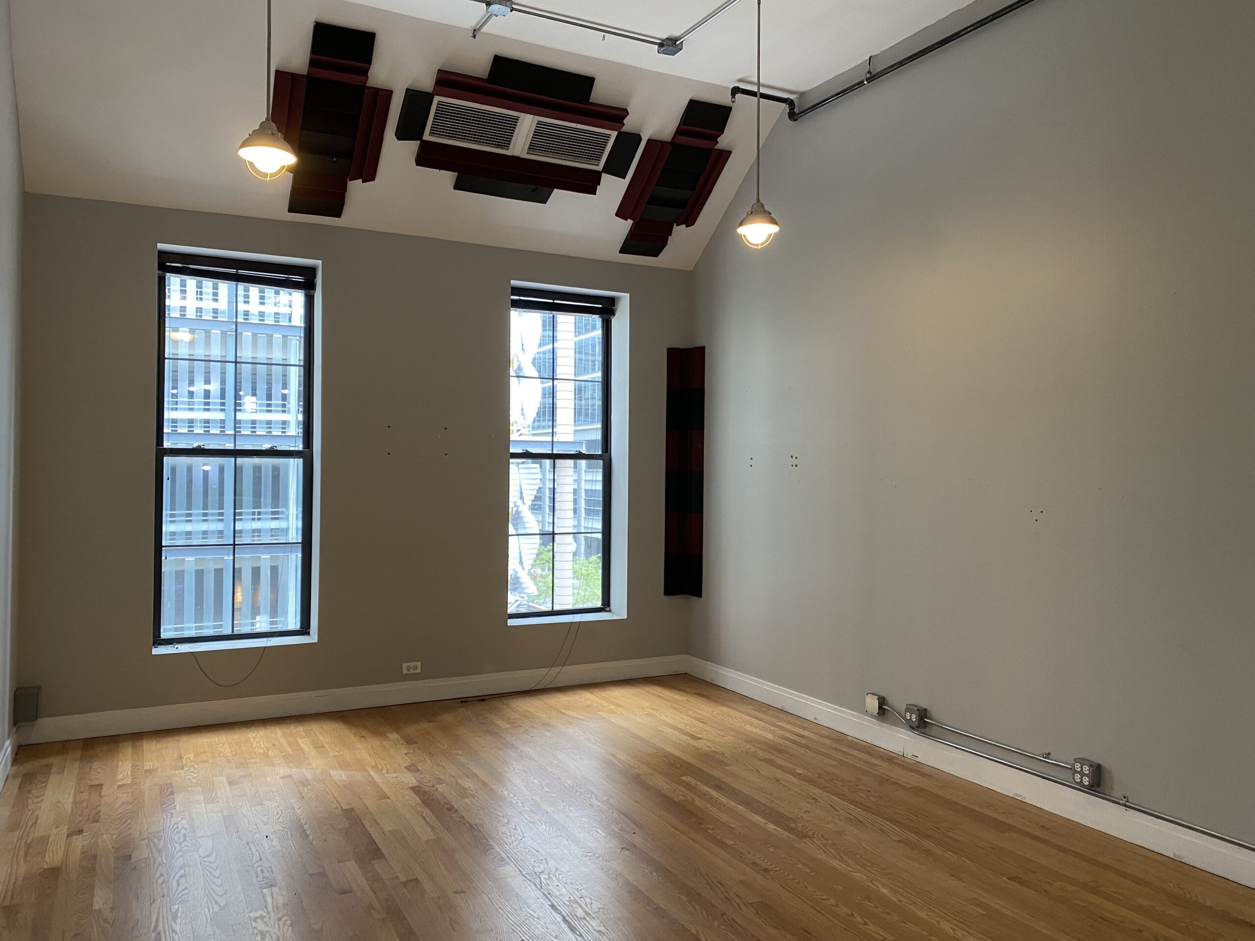 100 W Kinzie / 400-408 N Clark Interior 