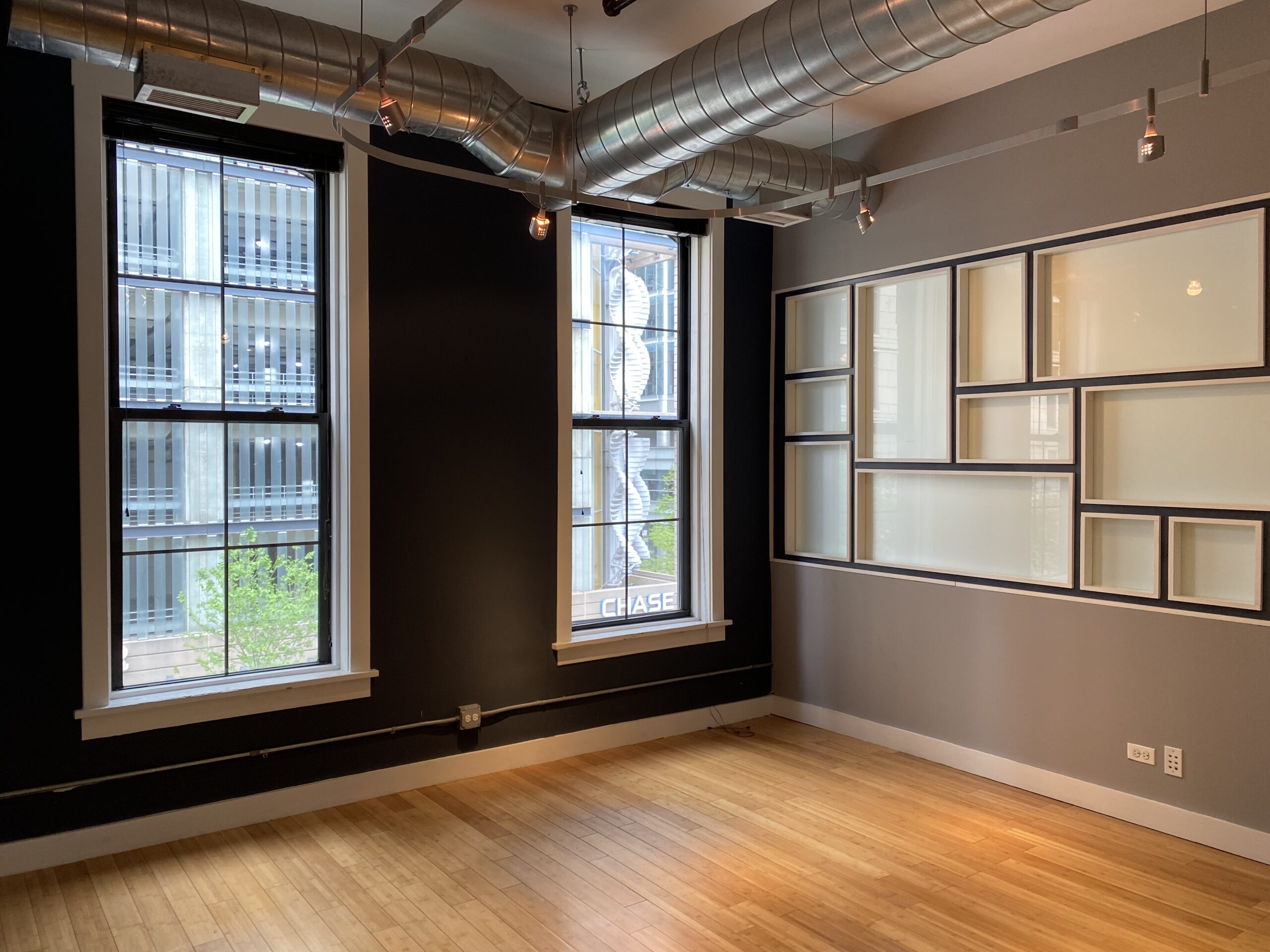 100 W Kinzie / 400-408 N Clark Interior 