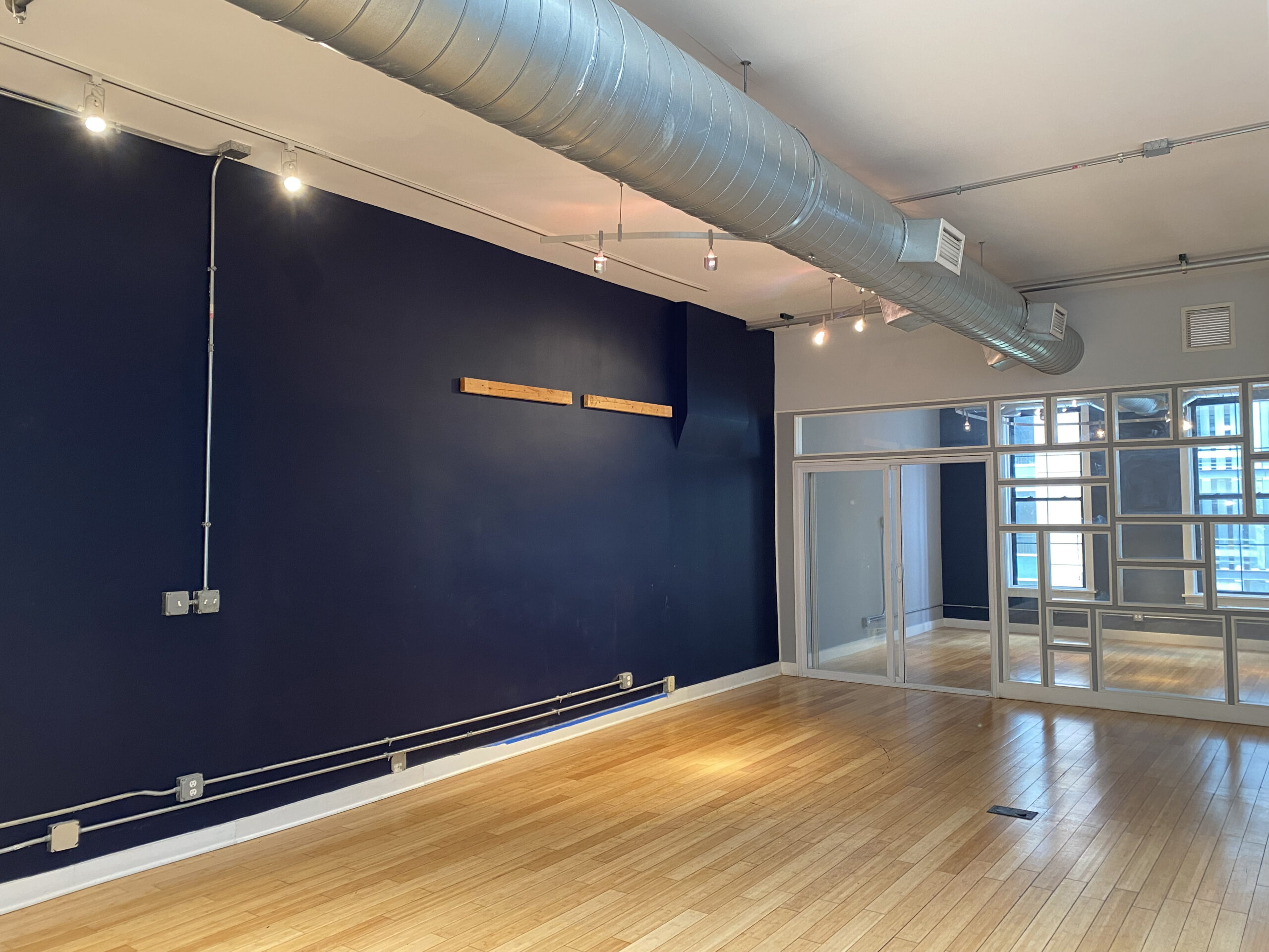 100 W Kinzie / 400-408 N Clark Interior 