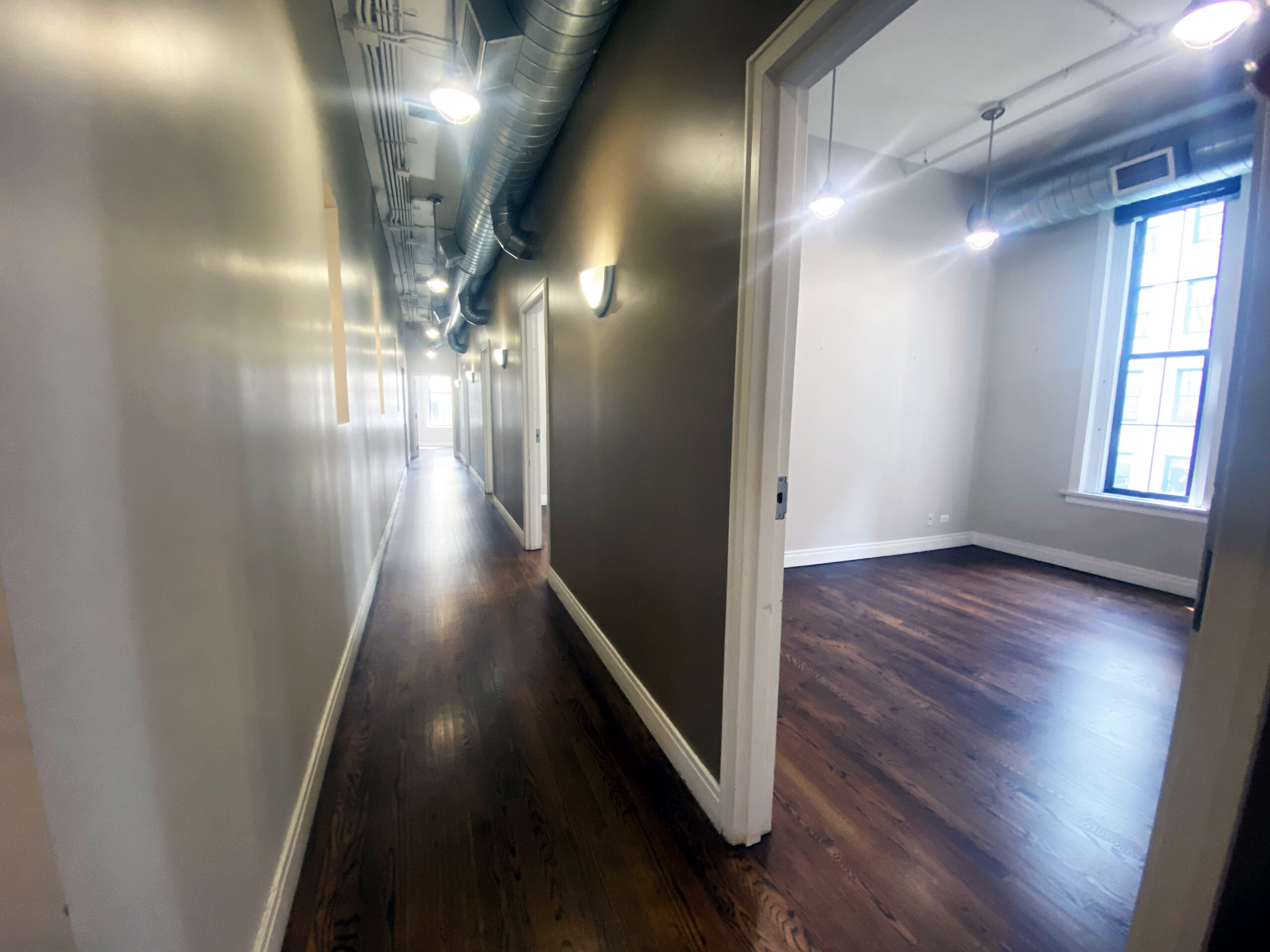100 W Kinzie / 400-408 N Clark Interior 